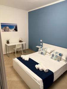 sypialnia z dużym łóżkiem z ręcznikami w obiekcie Casa Onofrio Tropea w Tropei