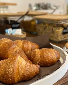 een dienblad met croissants op een tafel bij Agriturismo Pepe Rosa in Rivoli Veronese