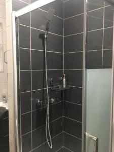 Ένα μπάνιο στο VerOliv : Superbe appartement rénové proche du centre-ville