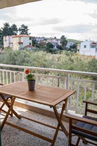 Balkón alebo terasa v ubytovaní Laonikos apartment Polychrono Villas beach bar