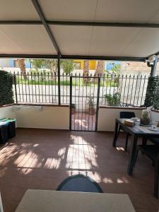 d'une terrasse avec une table et une vue sur une clôture. dans l'établissement Casa Onofrio Tropea, à Tropea