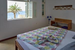 1 dormitorio con 1 cama y vistas al océano en Música do Mar en Ponta do Sol