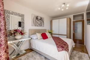 1 dormitorio con cama y espejo en Apartment Desert Rose en Split