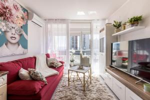 sala de estar con sofá rojo y TV en Apartment Desert Rose en Split