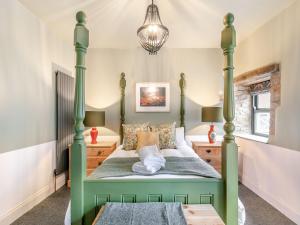泰德思韋爾的住宿－Verona House，卧室内的绿色四柱床
