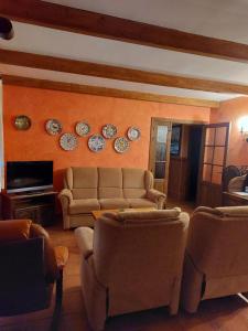 una sala de estar con sofás y platos en la pared en Los 11 Postes, en Candeleda