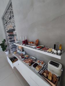 un buffet con molti tipi di cibo in esposizione di Sciara Biscari B&B a Catania