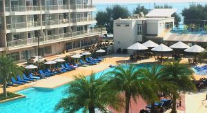 un hotel con piscina con sedie e ombrelloni di Mae Phim Grand Blue Condo 508 with pool and seaview a Mae Pim