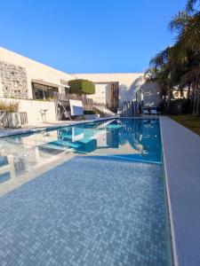 - une piscine avec des carreaux bleus dans un complexe dans l'établissement Sciara Biscari B&B, à Catane