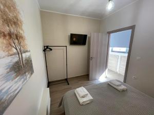 Televízia a/alebo spoločenská miestnosť v ubytovaní AVR Airport Deluxe Suites 6 AIRPORT FREE SHUTLE
