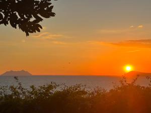 einen Sonnenuntergang über dem Meer mit der Sonne am Himmel in der Unterkunft Casa del sole in Sperlonga