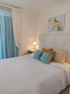 A bed or beds in a room at Jacuzzi House Sunflower