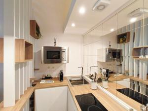 una cucina con lavandino e forno a microonde di IN URBS a Salerno