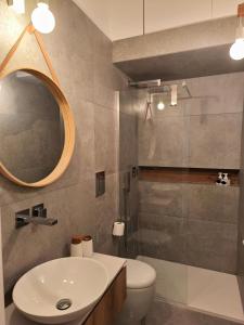 bagno con lavandino, servizi igienici e specchio di IN URBS a Salerno