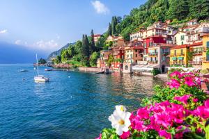 een uitzicht op een stad op het water met bloemen bij Il nido di Pietro in Verano Brianza