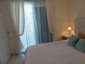 A bed or beds in a room at Jacuzzi House Sunflower