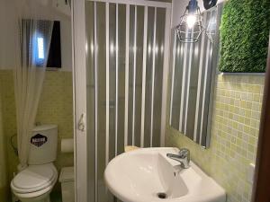 シラクーサにあるCase Baroloのバスルーム(洗面台、トイレ、鏡付)