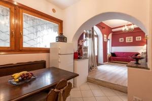 una cucina con tavolo e frigorifero in una camera di Charm amidst Lakes & Mountains - renovated in 2023 a Ramponio