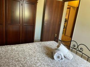 シラクーサにあるCase Baroloのベッドルーム1室(タオル付きのベッド1台付)