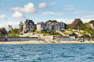 a view of a beach and houses from the water at Quartier Saint-Enogat maison de charme proche des plages in Dinard