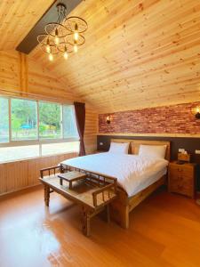 復興區的住宿－薔薇谷 民宿字108號，一间卧室设有一张大床和木制天花板