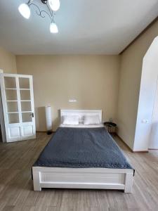 ein Schlafzimmer mit einem großen Bett in einem Zimmer in der Unterkunft Riverfront Apartment in Tbilisi City + 6 Fotos
