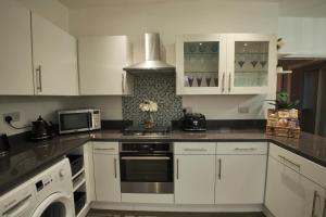 Virtuvė arba virtuvėlė apgyvendinimo įstaigoje Your Home from Home - River bank