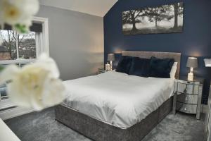 een slaapkamer met een groot bed met blauwe muren bij Your Home from Home - River bank 
