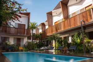 a hotel with a swimming pool in front of a building at Villa Nautica Boutique Hotel in Jericoacoara