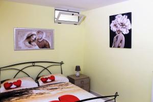 een slaapkamer met een bed en twee foto's aan de muur bij Casa Vacanza Samantha - Otranto in Otranto