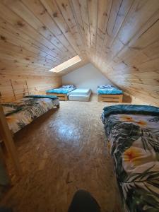 Pokój z 3 łóżkami i drewnianym sufitem w obiekcie Apartamenty u Wieśka w Żurominie