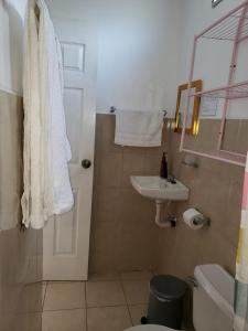 a bathroom with a toilet and a sink at Casa Mokoron in Managua