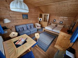 ein Wohnzimmer mit einem Sofa und einem Tisch in der Unterkunft Brücklmeier Ferienwohnungen in Gargellen