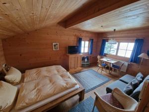 ein Schlafzimmer mit einem Bett und ein Wohnzimmer in der Unterkunft Brücklmeier Ferienwohnungen in Gargellen
