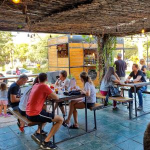 un grupo de personas sentadas en mesas en un restaurante en POSADA NEHUEN en Villa General Belgrano