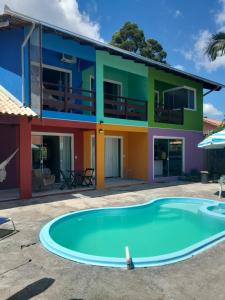 uma casa com piscina em frente a um edifício em Cabana Carambu em São Francisco do Sul