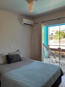 Cabana Carambu في ساو فرانسيسكو دو سول: غرفة نوم مع سرير ونافذة مع شرفة