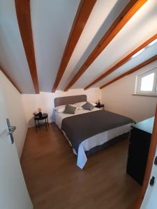 a bedroom with a large bed and a window at Villa-kuća za odmor "RATAC" in Bol