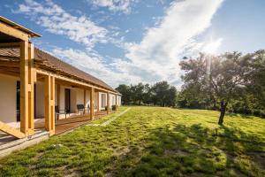 uma casa com um grande quintal ao lado de um edifício em PortusHome Vászoly em Vászoly