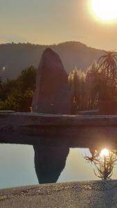 eine Reflexion der Sonne in einem Wasserkörper in der Unterkunft Agriturismo Cascina Knec in Feisoglio