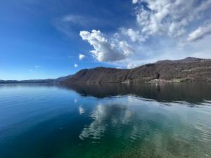 a view of a large body of water at Wowies room in Pettenasco