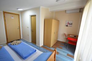 ein Schlafzimmer mit einem Bett und einem Schreibtisch. in der Unterkunft LM Rooms in Banja Luka