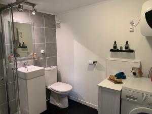 Koupelna v ubytování Le Cabanon + 40 fotografií