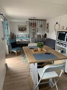 cocina y sala de estar con mesa y sillas en Le Cabanon, en Sospel