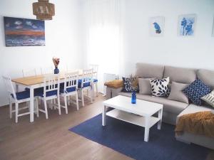 a living room with a couch and a table at Hogar acogedor en Trujillo in Trujillo