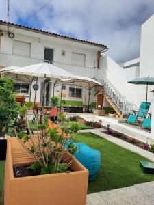 a house with a yard with grass and plants at Casas Da Roseira 2+1 Famalicao Nazare in Nazaré