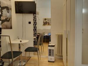 TV a/nebo společenská místnost v ubytování Floris Guest House