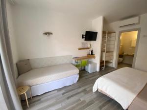 a small room with a bed and a couch at B&B 125Metri sul mare in Sirolo