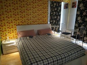 A bed or beds in a room at Floris Guest House