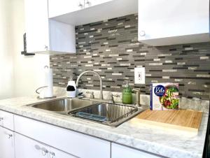 Virtuvė arba virtuvėlė apgyvendinimo įstaigoje Luxury Apartment in Tampa, Near Bayshore & Hyde Park